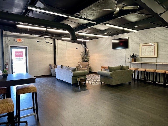 More Photos Of 4207 Summit Ave, Greensboro Light Manufacturing For Lease