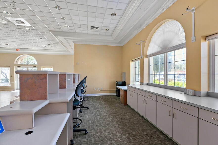 More Photos Of 1997 Capital Cir NE, Tallahassee Bank For Lease