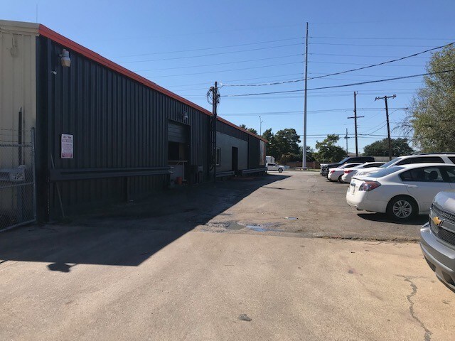 More Photos Of 8326-8330 Harry Hines Blvd, Dallas Auto Repair For Lease