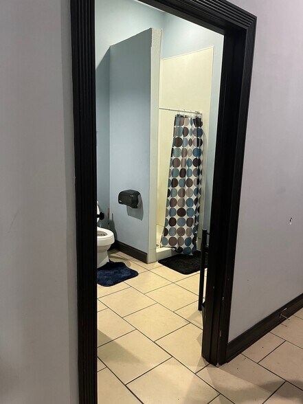 More Photos Of 2324-2326 E 44th St, Indianapolis Warehouse For Lease