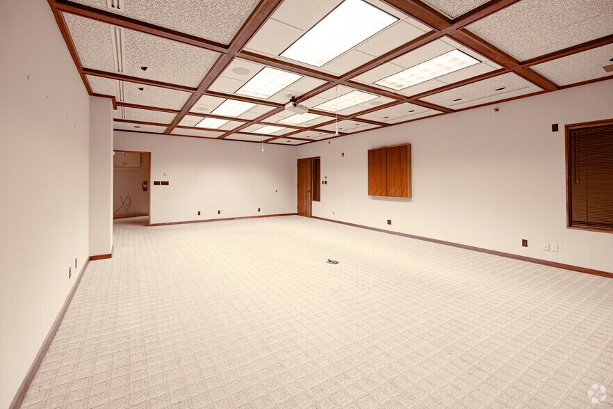 More Photos Of 250 S Executive Dr, Brookfield Office For Lease