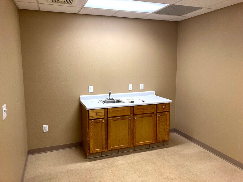 More Photos Of 809 Park Ave, Beaver Dam Office For Sale