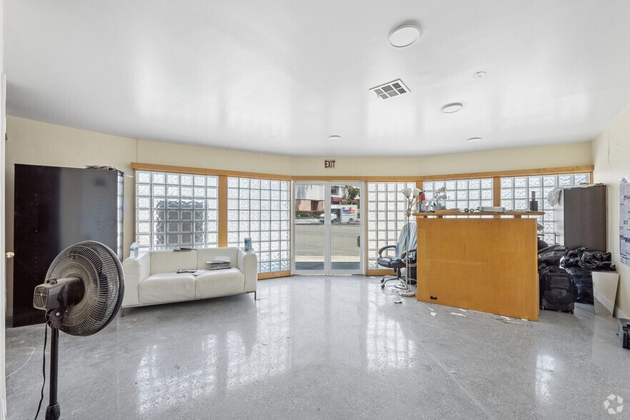 More Photos Of 10520 Magnolia Blvd, North Hollywood Office For Sale