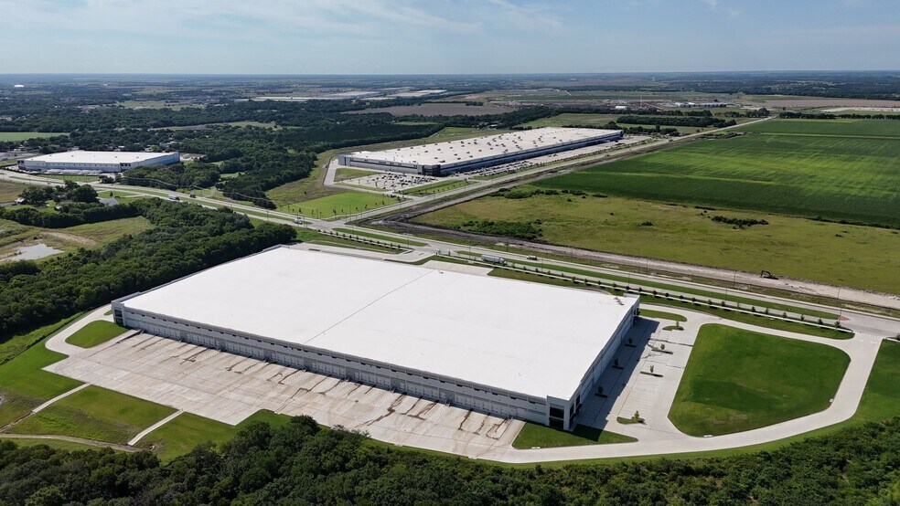 More Photos Of 601 W Pleasant Run Rd, Wilmer Distribution For Lease