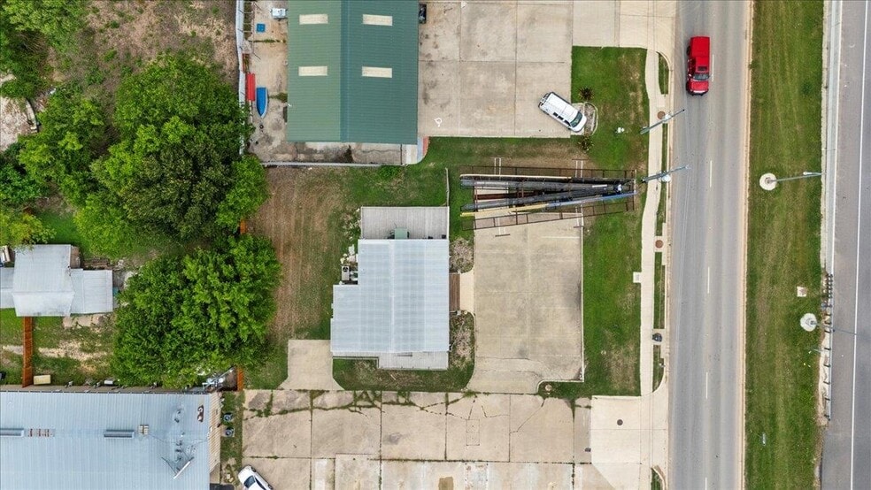 More Photos Of 1002 College St, Bastrop Freestanding For Lease