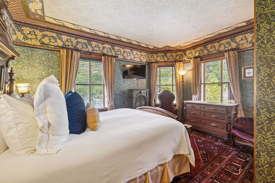 More Photos Of 41 Pleasant St, Woodstock Hospitality For Sale