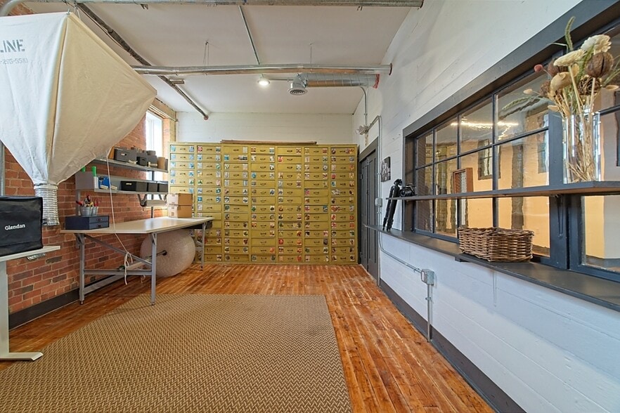 More Photos Of 101 W Broadway St, Tipp City Showroom For Lease