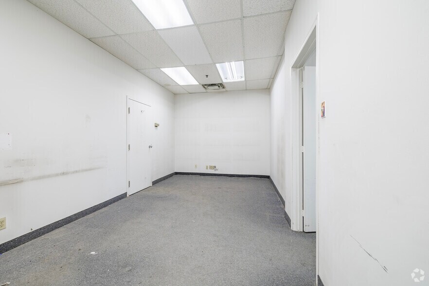 More Photos Of 90A-90F Boul Brunswick, Dollard-des-Ormeaux Warehouse For Lease