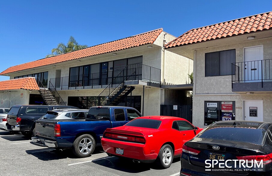 More Photos Of 22916 Lyons Ave, Santa Clarita Storefront Retail Office For Lease