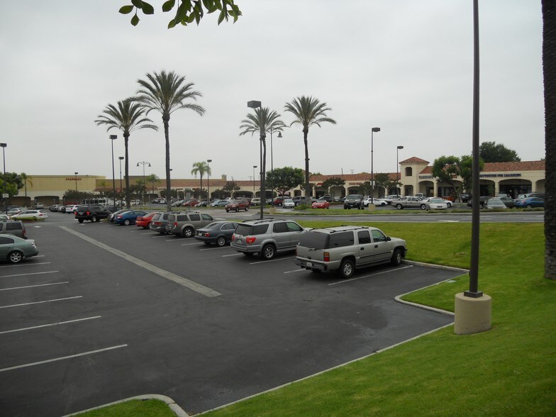 More Photos Of 1000-1096 Huntington Dr, Duarte Unknown For Lease
