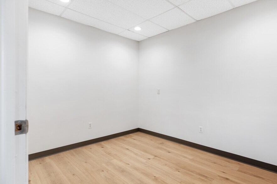 More Photos Of 152 E Main St, Huntington Medical For Lease