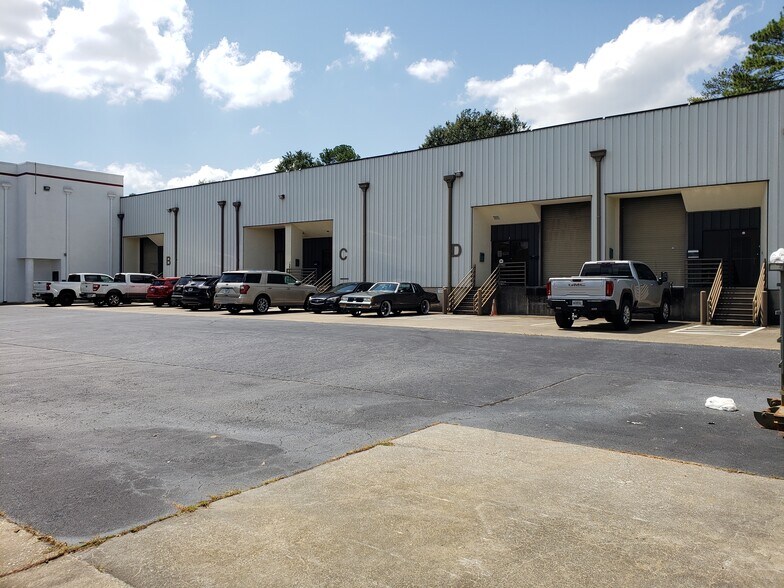 More Photos Of 495 Circle 85 St, College Park Warehouse For Lease