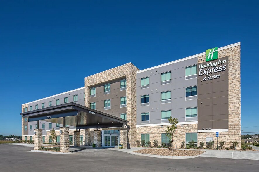 More Photos Of 19040 Evans St, Elkhorn Hotel For Sale