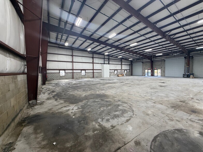 More Photos Of 9180 Boggy Creek Rd, Orlando Warehouse For Lease