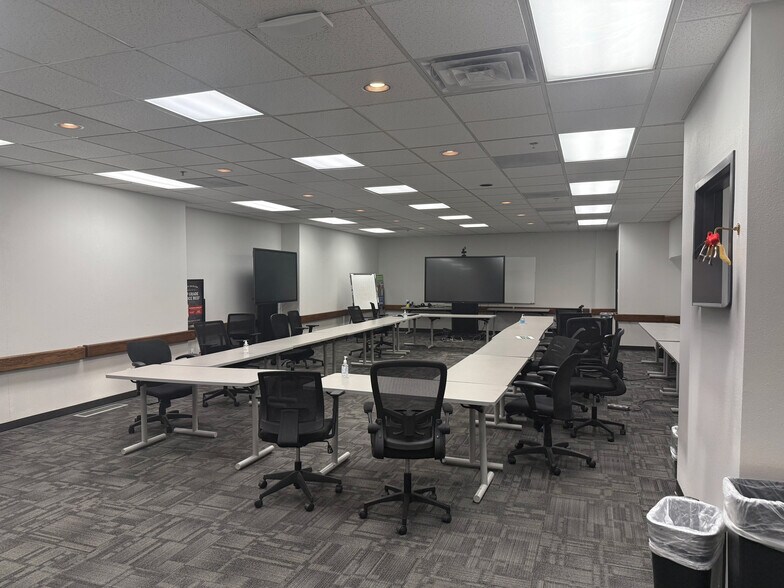 More Photos Of 390 NE 36th St, Oklahoma City Office For Sale
