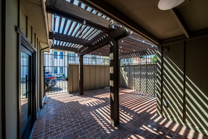 More Photos Of 5870 E Naples Plz, Long Beach Storefront For Lease