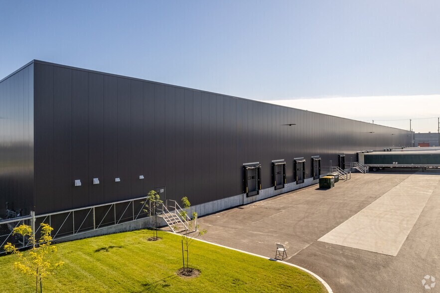 More Photos Of 11235 Boul Métropolitain E, Montréal Distribution For Lease