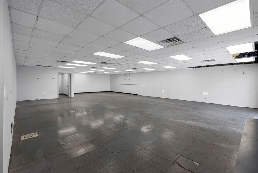 More Photos Of 4412 W Osborne Ave, Tampa Showroom For Sale