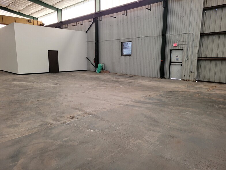 More Photos Of 9902 E Hardy Rd, Houston Warehouse For Sale