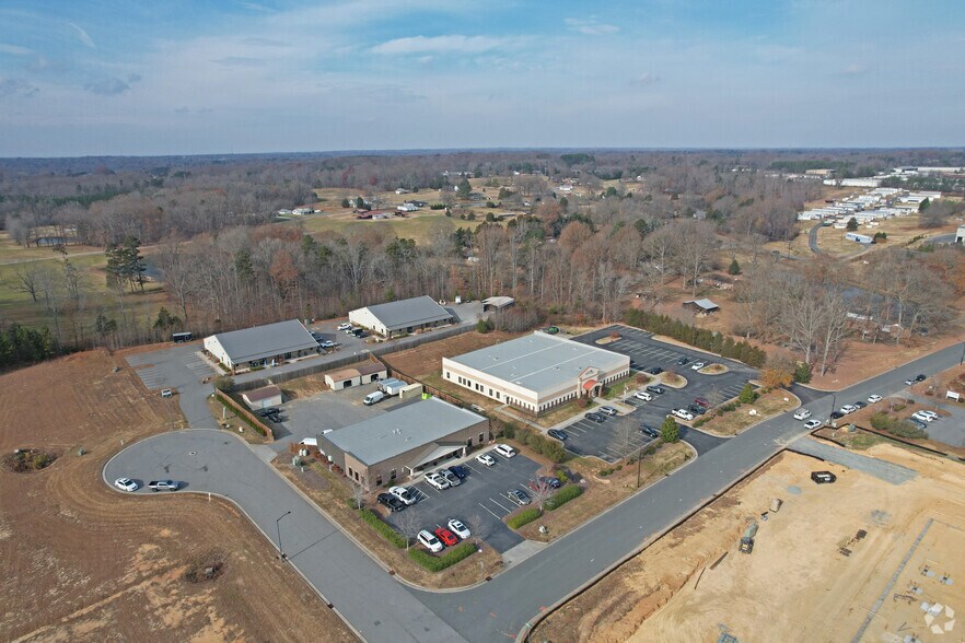 More Photos Of 3064 Salem Industrial Dr, Winston-Salem Office For Lease