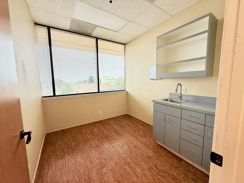 More Photos Of 127 Hospital Dr, Vallejo Medical For Lease