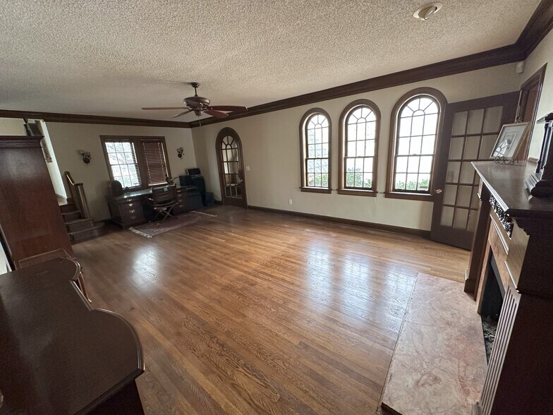 More Photos Of 2405 Broadway St, Lubbock Office For Sale