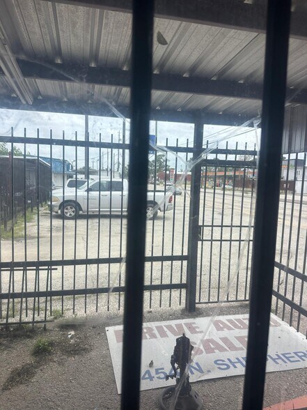More Photos Of 5454 N Shepherd Dr, Houston Auto Salvage Facility For Lease