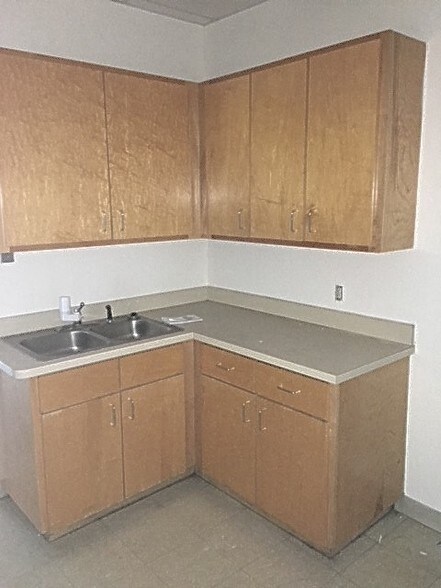 More Photos Of 301 Thomas Pl, Everman Warehouse For Lease