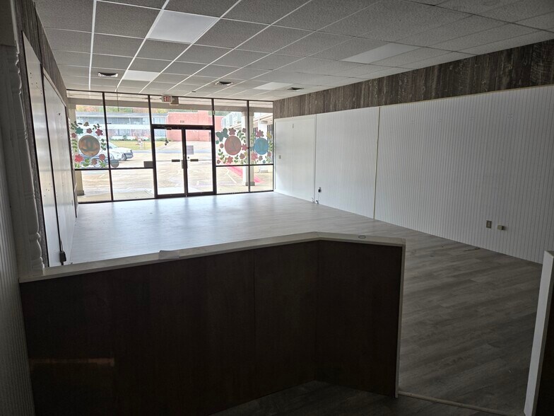 More Photos Of 1900-1940 Military Rd, Columbus Storefront For Lease