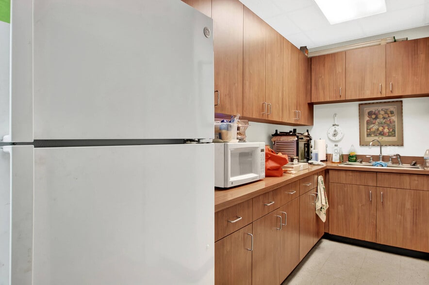 More Photos Of 34715 Tomball Pky, Pinehurst Auto Repair For Sale