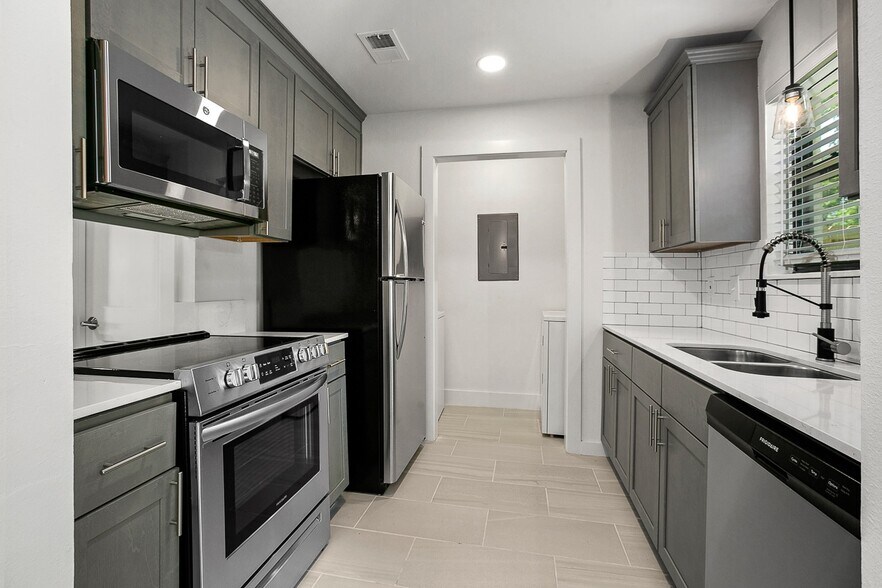 More Photos Of 9384 Fox Run Ave, Baton Rouge Apartments For Sale