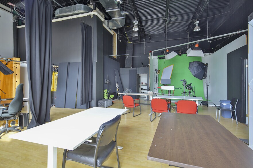 More Photos Of 1100 Rue Hérelle, Longueuil Warehouse For Sale