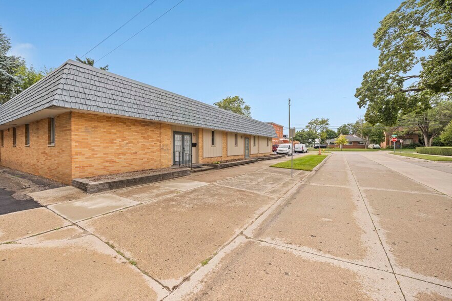 More Photos Of 230 North Ave, Mount Clemens Office For Sale