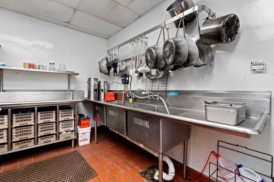 More Photos Of 250 Conicville Rd, Mount Jackson Hotel For Lease