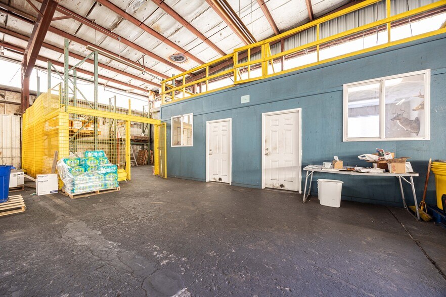 More Photos Of 3710-3719 E Us-90, Lake City Manufacturing For Lease