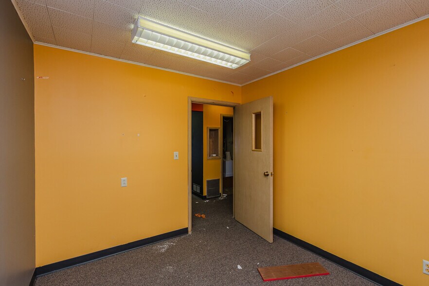 More Photos Of 722 N Main St, Newton Office For Sale