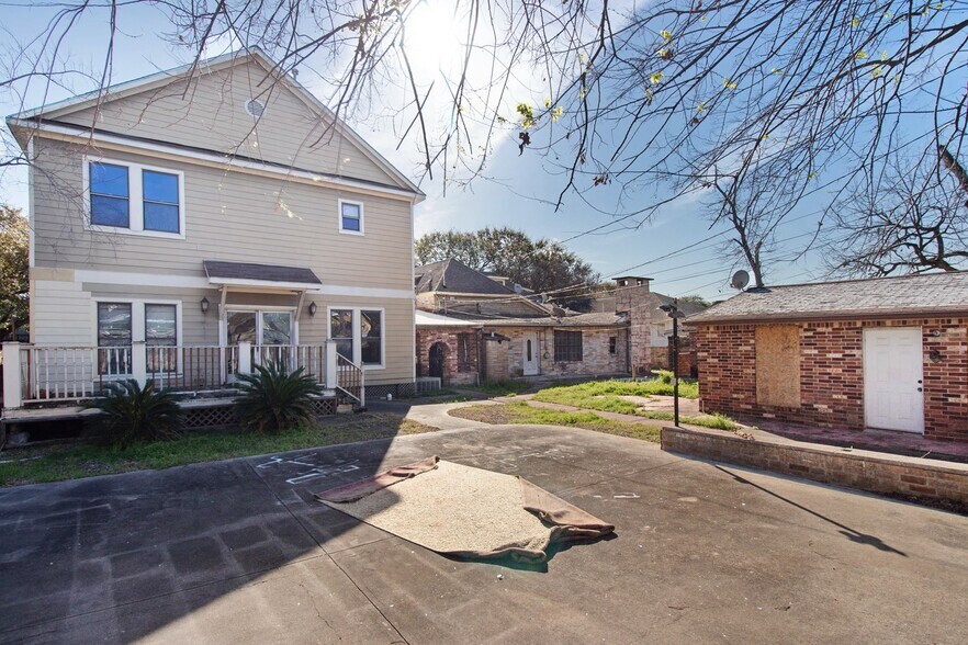 More Photos Of 1333-1335 Yale St, Houston General Retail For Sale