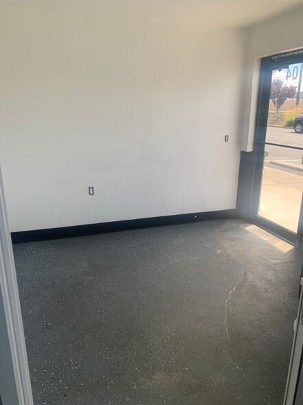 More Photos Of 555 NE Hemlock Ave, Redmond Industrial For Lease