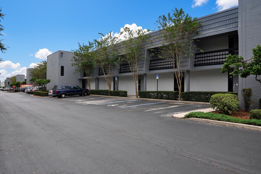 More Photos Of 3600-3606 Silver Star Rd, Orlando Unknown For Lease
