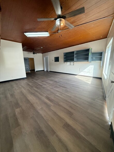 More Photos Of 2595 Avenue G NW, Winter Haven Showroom For Lease