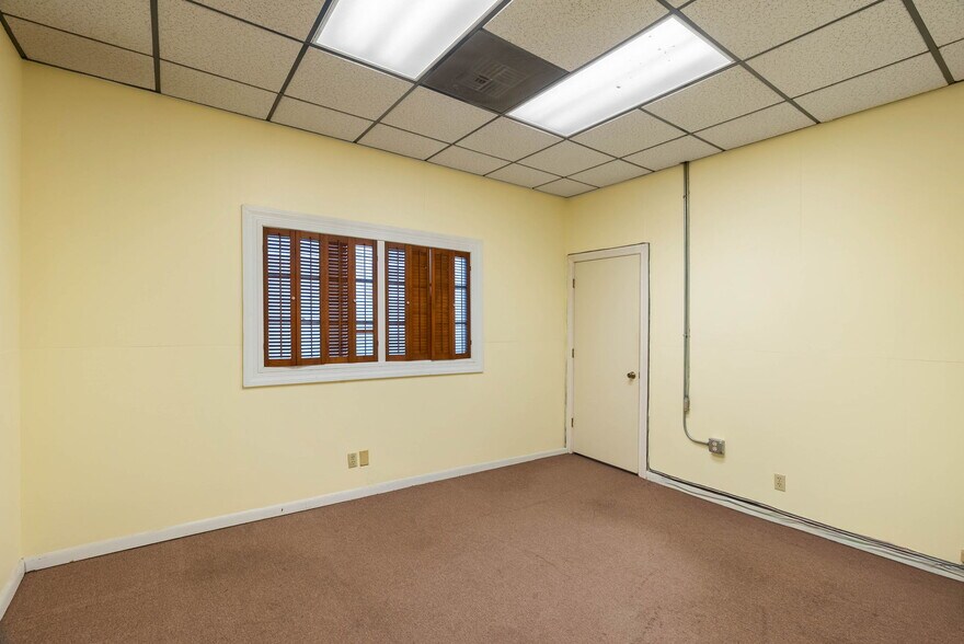 More Photos Of 2404 N US Highway 281, Alice Flex For Lease