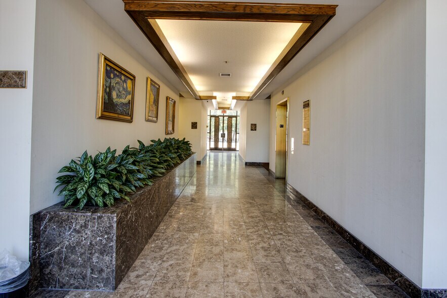 More Photos Of 2693 Union Avenue Ext, Memphis Office For Lease