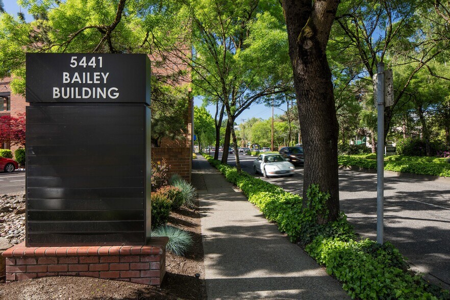 More Photos Of 5441 S Macadam Ave, Portland Office For Lease