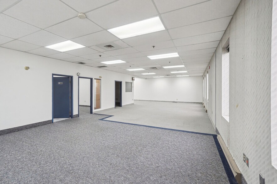 More Photos Of 1300 Rue De Louvain O, Montréal Light Manufacturing For Lease