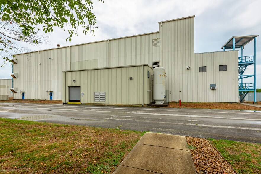 More Photos Of 2800 Riverport Rd, Chattanooga Light Manufacturing For Lease