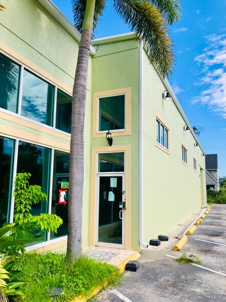 More Photos Of 2905 W Kennedy Blvd, Tampa Freestanding For Sale