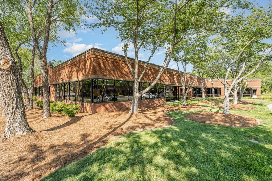 More Photos Of 1805 Sardis Rd N, Charlotte Unknown For Lease