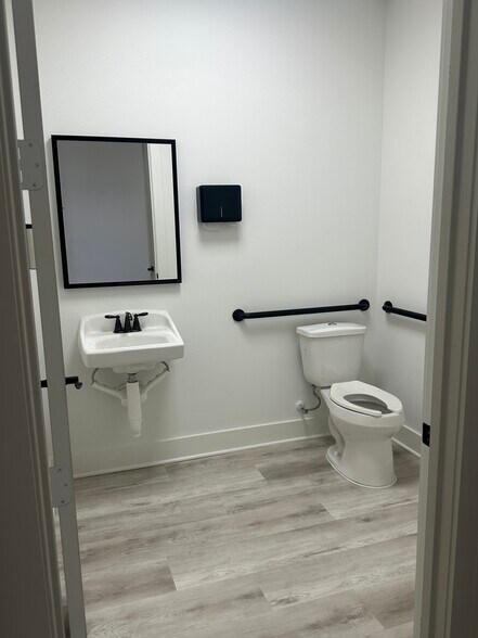 More Photos Of 439 Riviera Ln, Fulshear Medical For Lease