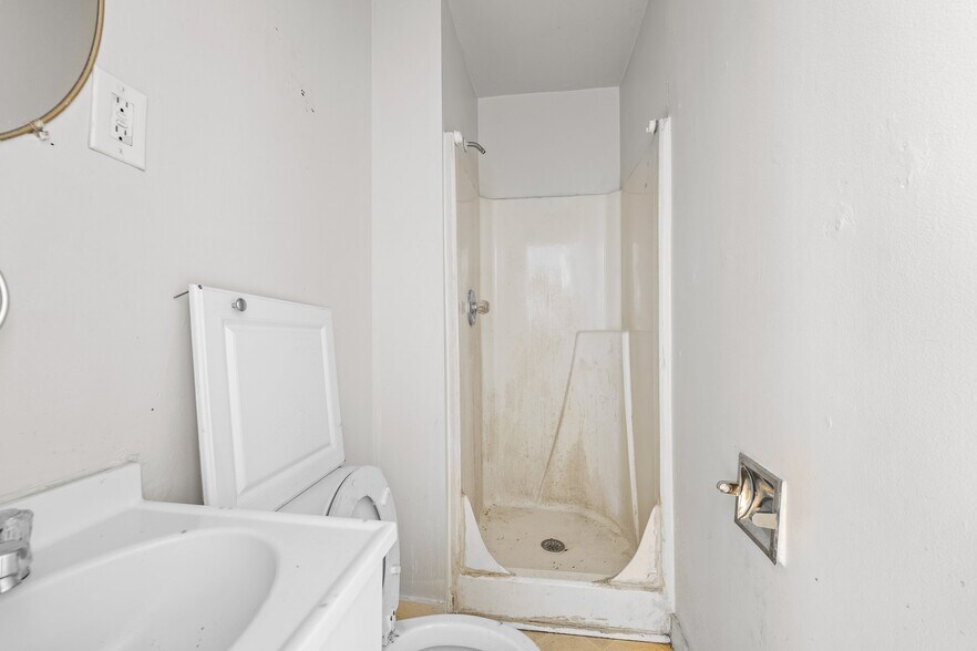 More Photos Of 421 Vine St, Eden Hotel For Sale