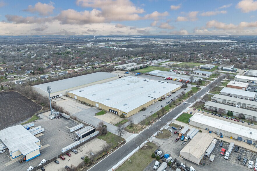 More Photos Of 400 Earl Rd, Shorewood Warehouse For Lease